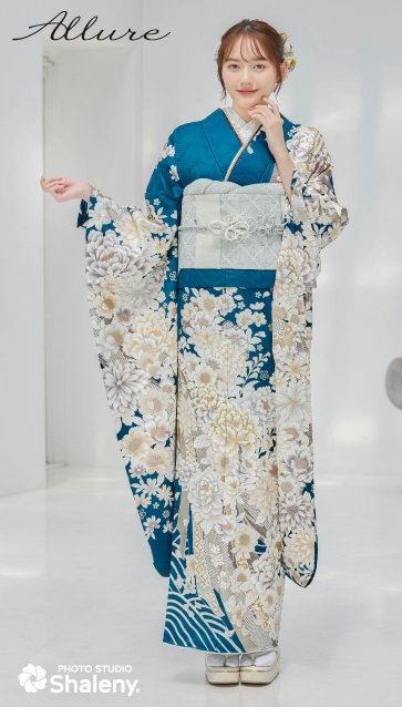 加藤 栞 ×Allure（アリュール）の振袖-青|成人記念の新作振袖ご紹介　AL-217