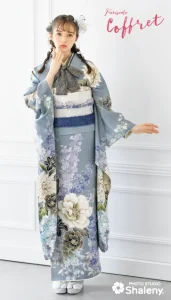 “マーシュ彩 × Coffret”の振袖-グレー｜成人記念の新作振袖ご紹介　CF-501