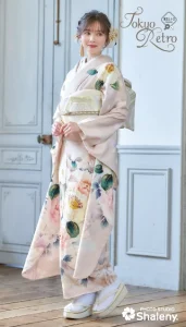 “マーシュ彩ちゃん”着用の振袖-ピンクベージュ｜成人記念の新作振袖ご紹介　TR-601