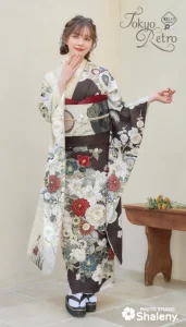 “マーシュ彩ちゃん”着用の振袖-白黒｜成人記念の新作振袖ご紹介　TR-608