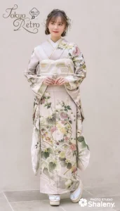 “マーシュ彩ちゃん”着用の振袖-ピンクベージュ｜成人記念の新作振袖ご紹介　TR-618