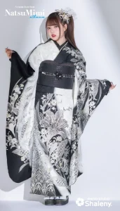 MINAMIちゃん着用“NatsuMimi”の振袖-白黒|ハタチ記念の新作振袖ご紹介　NAT-201