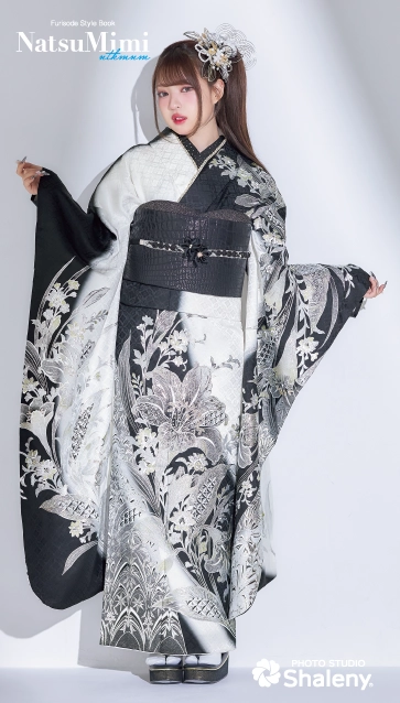 MINAMIちゃん着用“NatsuMimi”の振袖-白黒|ハタチ記念の新作振袖ご紹介　NAT-201