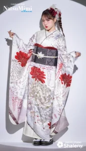 MINAMI着用“NatsuMimi”の振袖-白|ハタチ記念の新作振袖ご紹介　NAT-213