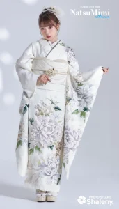 MINAMIちゃん着用“NatsuMimi”の振袖-白|ハタチ記念の新作振袖ご紹介　NAT-218