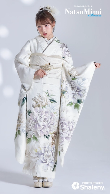 MINAMIちゃん着用“NatsuMimi”の振袖-白|ハタチ記念の新作振袖ご紹介　NAT-218