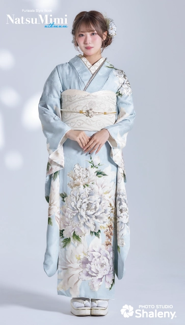 なつみちゃん着用“NatsuMimi”の振袖-水色|ハタチ記念の新作振袖ご紹介　NAT-219