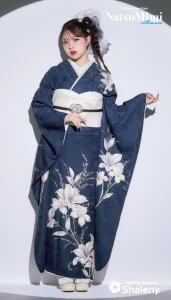 MINAMIちゃん着用“NatsuMimi”の振袖-紺|ハタチ記念の新作振袖ご紹介　NAT-220