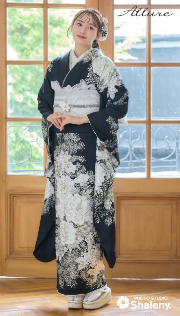 加藤 栞 ×Allure（アリュール）の振袖-黒|成人記念の新作振袖ご紹介　AL-311