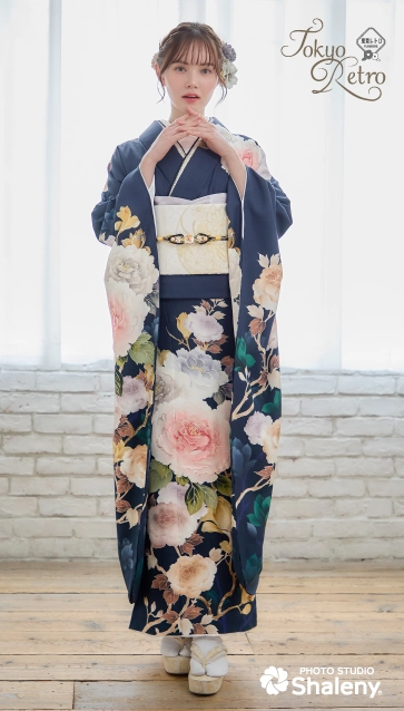 マーシュ彩ちゃん”着用の振袖-紺｜成人記念の新作振袖ご紹介 TR-