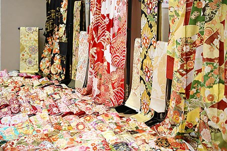 シャレニーが人気のポイントコンテンツ内“豊富な品揃えと品質”をご紹介|老舗呉服店が営業するフォトスタジオシャレニーなので、良質なお振袖をたくさんご用意！！‘なえなのの振袖’‘玉城ティナ×紅一点’‘九重×中村里砂’‘藤田ニコル’‘華徒然 × 吉木千沙都’‘池田エライザ’‘森 七菜’などブランド振袖も豊富にご用意♪店舗毎、200～400枚前後のレンタル振袖をご用意しております。｜シャレニー伊那店-伊那市