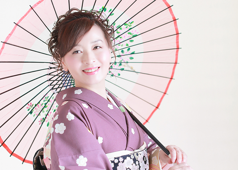 シニアフォトの注目ポイントをご紹介：プロのヘアメイク｜年約2万人が利用する大人気写真館の人気撮影メニュー“グランドジェネレーションフォト”｜シャレニー