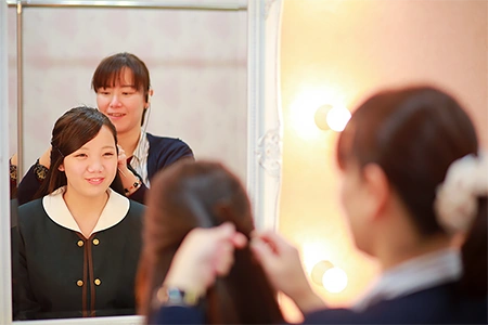 証明写真撮影の注目ポイントをご紹介：ヘアメイクプランあり/就職活動に向けて、希望職種に準じたヘアメイクを行います。ポイントメイクも行っていますので、納得いく仕上がりで撮影致します。｜年約2万人が利用する大人気写真館の人気撮影メニュー“証明写真撮影”｜シャレニー