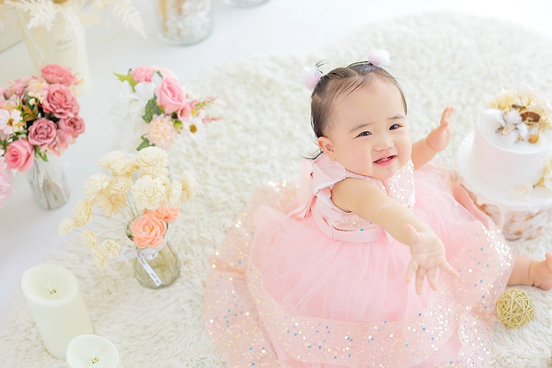 1歳バースデーの写真撮影｜初めて迎える誕生日の写真は盛大にお祝い｜女の子ドレス