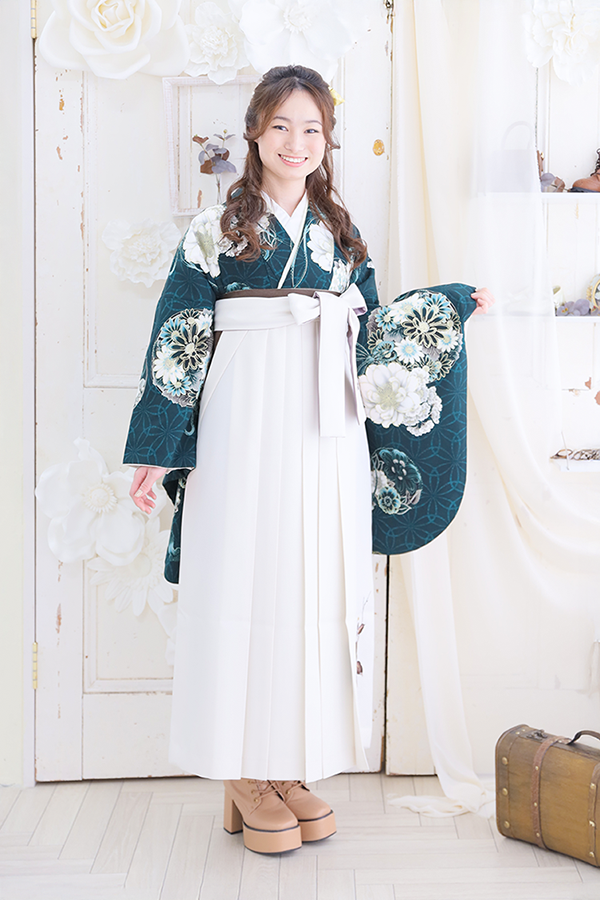 卒業袴×ブーツコーデ｜ベージュブーツ×白袴｜シャレニー