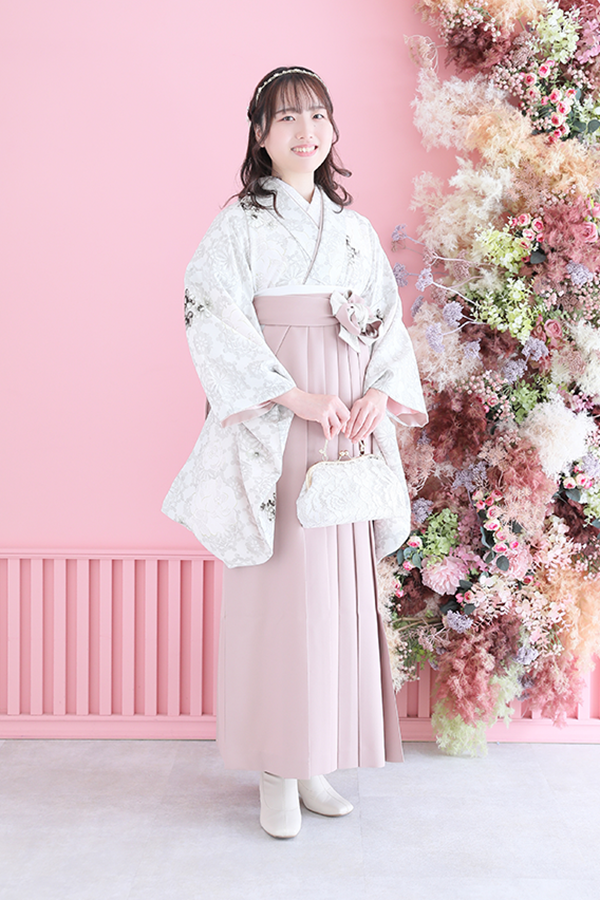 卒業袴×ブーツコーデ｜白ブーツ×ピンク袴・くすみピンク袴・パステル袴｜シャレニー