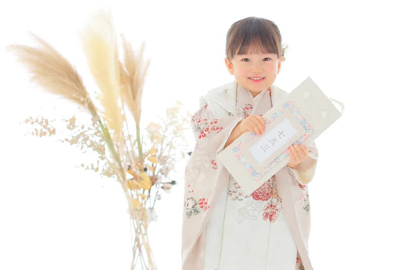 七五三アルバムを手にする母娘