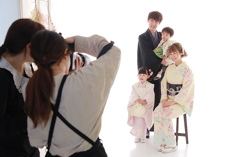 七五三撮影ご利用の流れ｜STEP4：撮影開始｜撮影枚数は約60～80カットで色々な背景やポーズで撮影をします