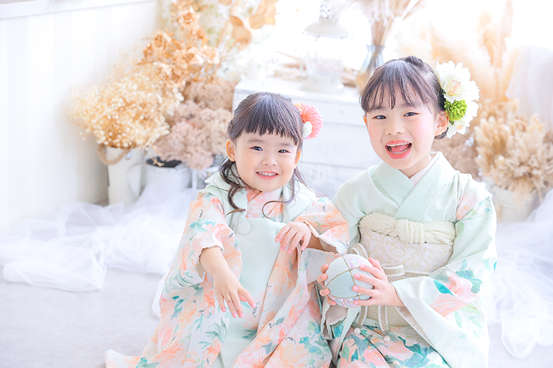 「全国こども写真スタジオ」総合ランキング3位のフォトスタジオ｜シャレニーで七五三撮影｜シャレニーの七五三写真撮影ならこんなに素敵な写真が撮れちゃいます｜七五三写真7歳女の子と3歳女の子姉妹着物の写真①