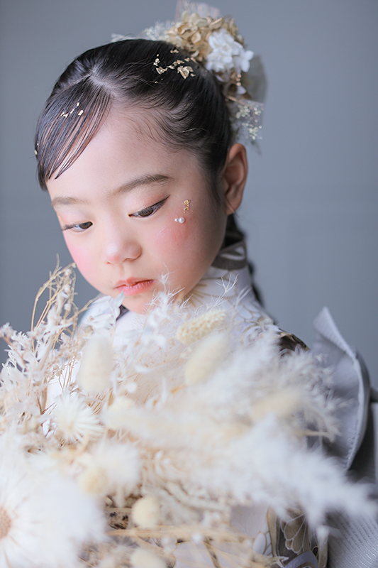 7歳女の子ベージュの着物で七五三写真撮影｜七五三写真撮影 モデルメイク｜七五三写真撮影が大人気で年間2万人が利用しているフォトスタジオでのお客様写真をご紹介｜シャレニー