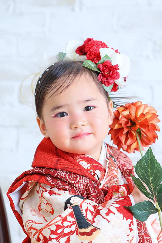 3歳女の子赤の着物で七五三写真撮影｜七五三写真撮影 モデルメイク｜七五三写真撮影が大人気で年間2万人が利用しているフォトスタジオでのお客様写真をご紹介｜シャレニー