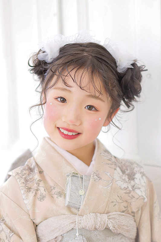 7歳女の子ピンクベージュの着物で七五三写真撮影｜七五三写真撮影 モデルメイク｜七五三写真撮影が大人気で年間2万人が利用しているフォトスタジオでのお客様写真をご紹介｜シャレニー