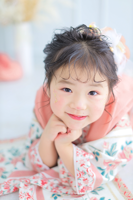 3歳女の子ピンクの着物で七五三写真撮影｜七五三写真撮影 モデルメイク｜七五三写真撮影が大人気で年間2万人が利用しているフォトスタジオでのお客様写真をご紹介｜シャレニー