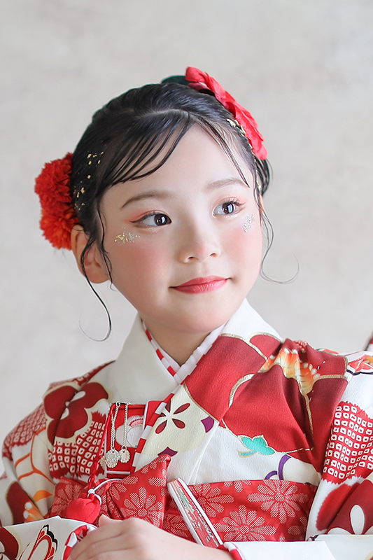 7歳女の子赤の着物で七五三写真撮影｜七五三写真撮影 モデルメイク｜七五三写真撮影が大人気で年間2万人が利用しているフォトスタジオでのお客様写真をご紹介｜シャレニー