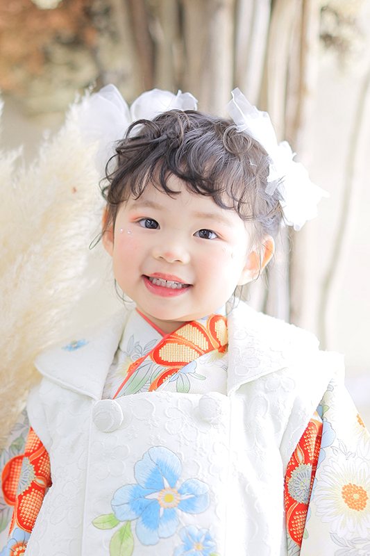 3歳女の子オレンジの着物で七五三写真撮影｜七五三写真撮影 モデルメイク｜七五三写真撮影が大人気で年間2万人が利用しているフォトスタジオでのお客様写真をご紹介｜シャレニー