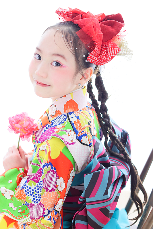 7歳女の子カラフルの着物で七五三写真撮影｜七五三写真撮影 モデルメイク｜七五三写真撮影が大人気で年間2万人が利用しているフォトスタジオでのお客様写真をご紹介｜シャレニー