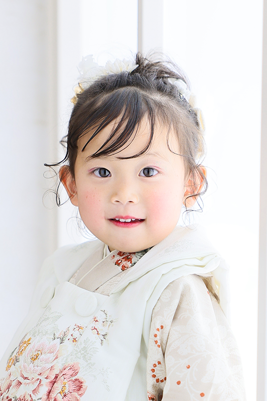 3歳女の子ベージュの着物で七五三写真撮影｜七五三写真撮影 モデルメイク｜七五三写真撮影が大人気で年間2万人が利用しているフォトスタジオでのお客様写真をご紹介｜シャレニー