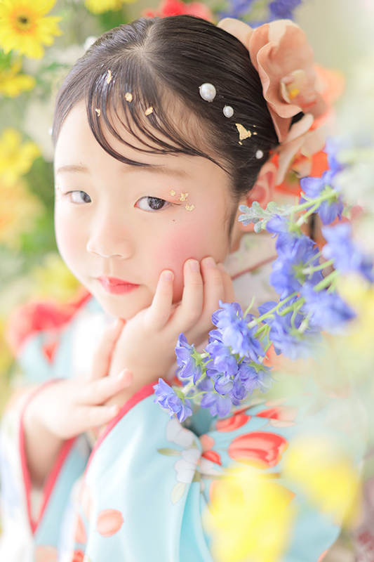 7歳女の子水色の着物で七五三写真撮影｜七五三写真撮影 モデルメイク｜七五三写真撮影が大人気で年間2万人が利用しているフォトスタジオでのお客様写真をご紹介｜シャレニー