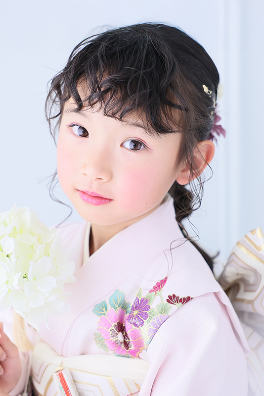 7歳女の子ピンクの着物で七五三写真撮影｜七五三写真撮影 モデルメイク｜七五三写真撮影が大人気で年間2万人が利用しているフォトスタジオでのお客様写真をご紹介｜シャレニー