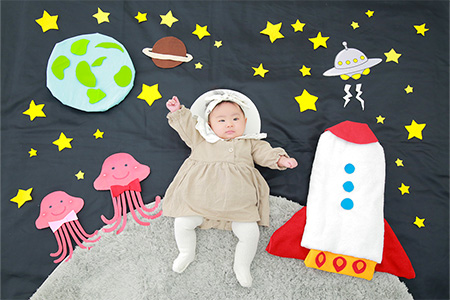 ベビーアート/寝相アートイベントのフォトギャラリー｜過去に開催されたベビーアート/寝相アートのコンセプトをご紹介・かわいい赤ちゃんが宇宙飛行士に！スペースシャトルと地球、宇宙人も一緒にアート｜シャレニー